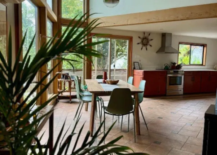 First Light - Vintage Waterfront With Hot Tub - One Bedroom