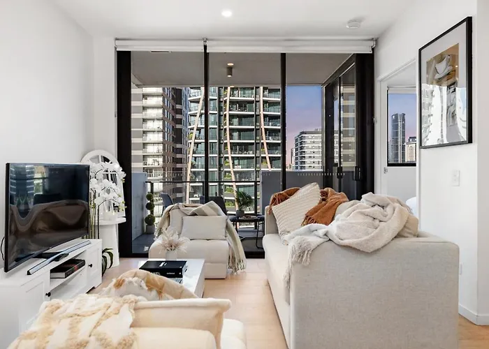 York Gorgeous City Views 2 Bedroom With Pool, Gym & Parking