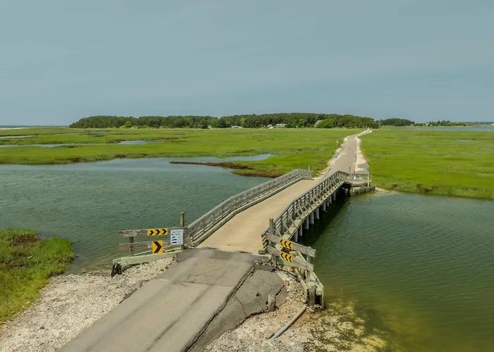 Water Views Great Lt Island Location!