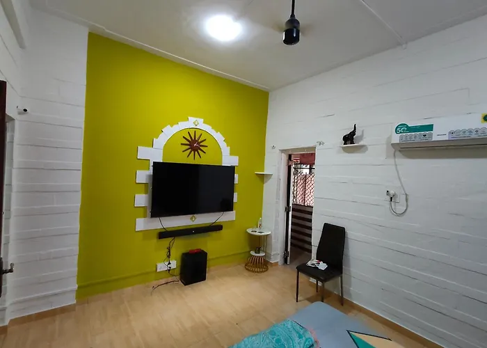 Seaface Bldg 1Bhk 0R 2 Bhk 0R Pvt Room Luxe Service Flat, Mumbai