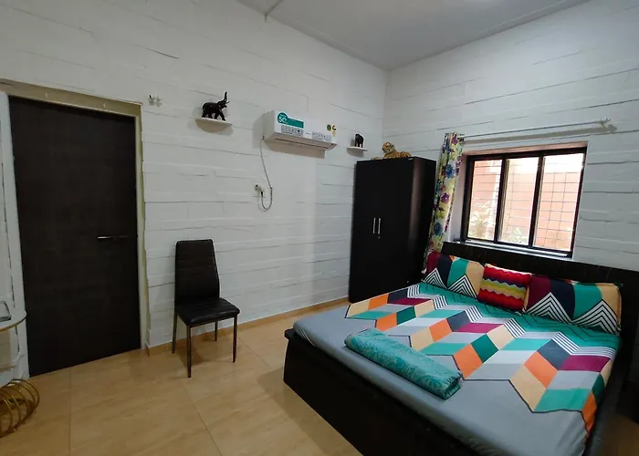 Seaface Bldg 1Bhk 0R 2 Bhk 0R Pvt Room Luxe Service Flat, Mumbai