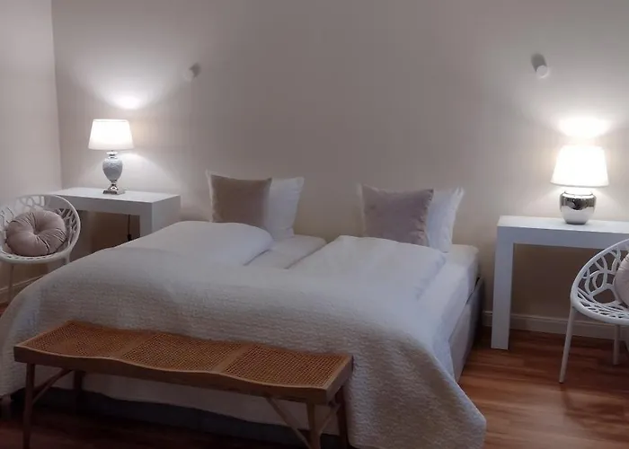 DAS KLEINE HOTEL IPHOFEN, klimatisierte Zimmer- 55 TV, TV mirroring, kleines Secret mit Garten&Terrassen, nahe aller VDP Weingüter, Hunde willkommen, fine dining, nahe KNAUF GIPS KG und KNAUF IT ConneKT