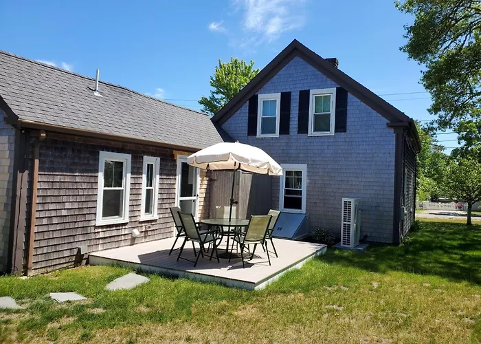 Charming Cape Cottage Steps From Bank St Beach