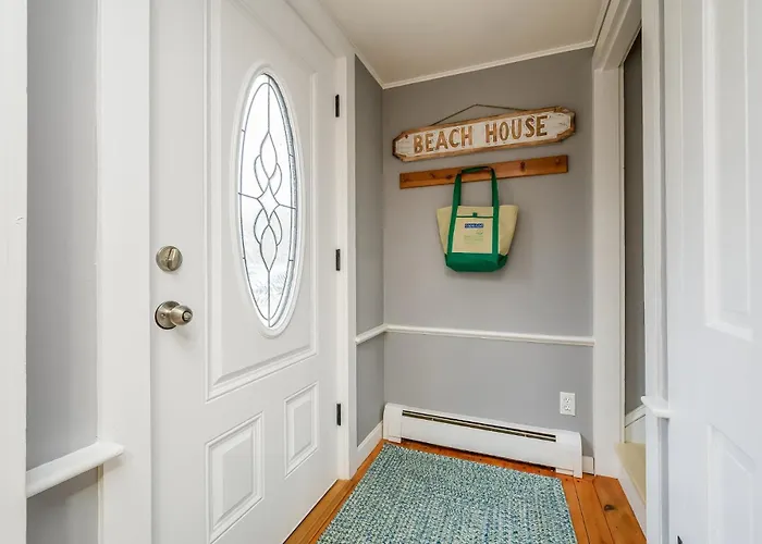 Tide The Knot: Cozy Cape W/ Yard Central A/C