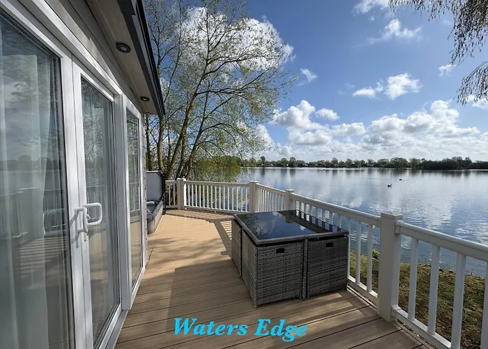 Tattershall Lakes Waters Edge Mini Lodge Lakeside, 8 Berth With Hot Tub & Wifi