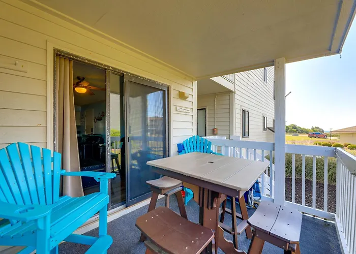 Emerald Isle Resort-Style Condo: Walk To Beaches!