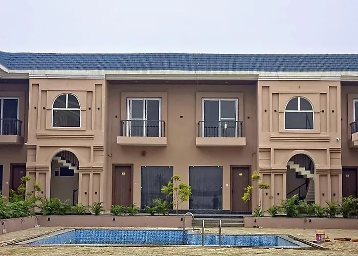 R N Hotel & Lawn