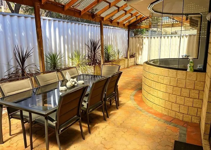 The Scarborough Beach House - Walk To The Beach!