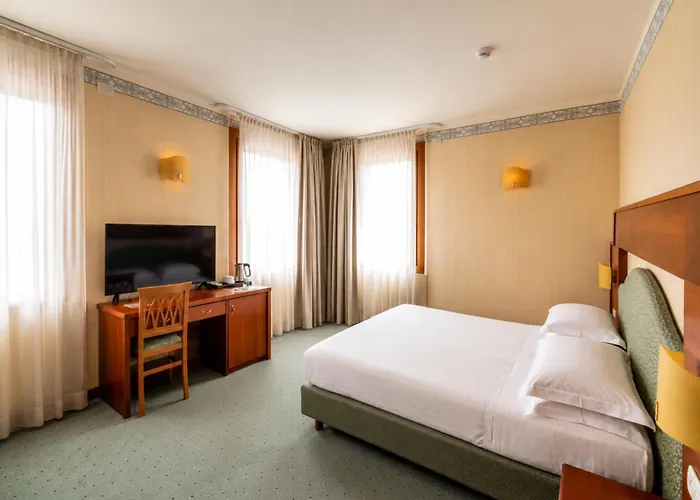 Phi Hotel Astoria