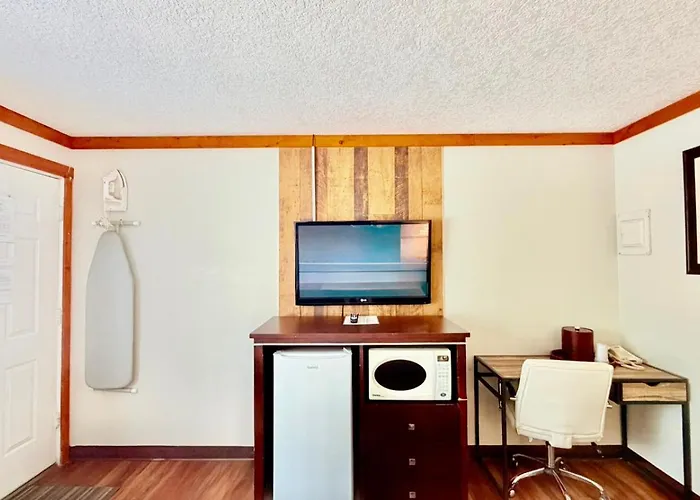 Travelodge By Wyndham Golden Sportsman Lodge