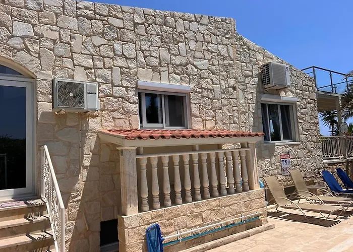 Villa Neyla Four Bedroom Coral Bay Beach Front
