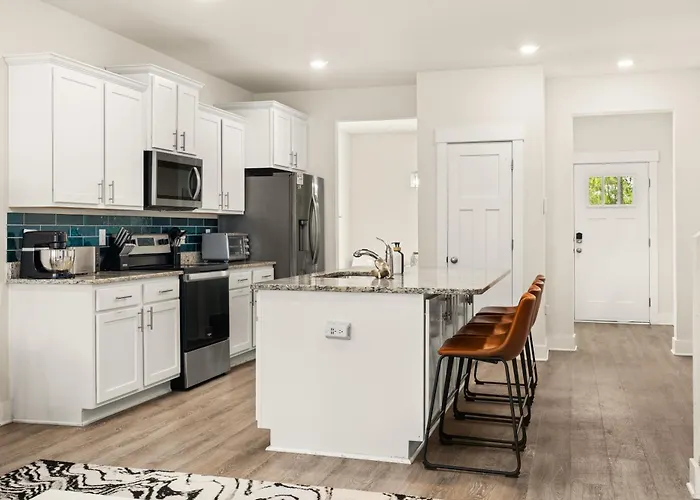 Mins To The Beach/King Beds/Arcade-Snowbird Deals!