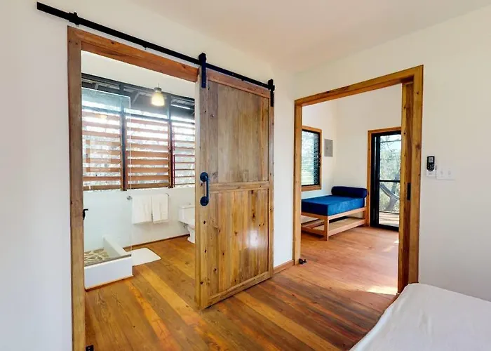 Mahogany Cabana At Inn The Trees