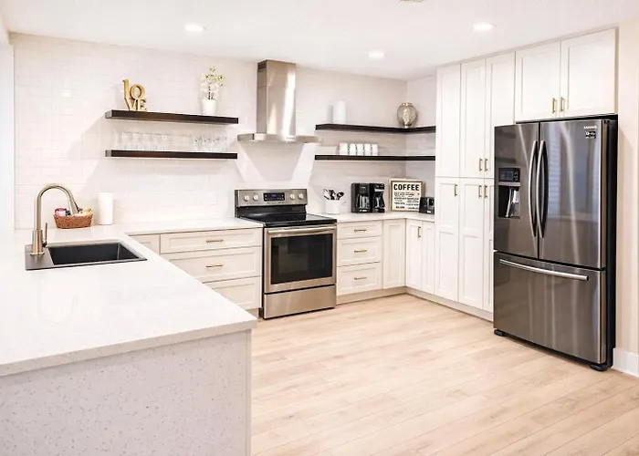 Spacious Upadated 2 King Beds Pets Welcome With Large Private And Fenced Yard Minutes To Beaches