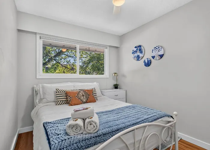 Waterfront Oasis With Pool, Hot Tub & Pet Friendly
