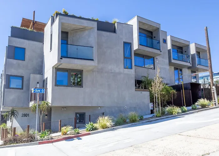 City24 Condo Hotel Little Italy Mission Hills