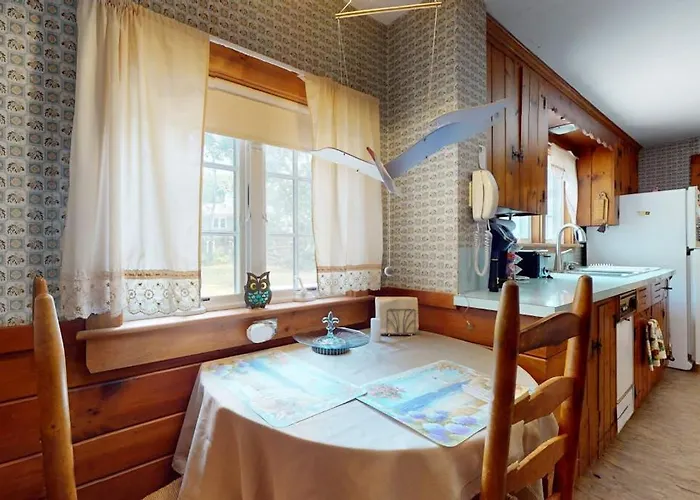 Cozy & Quiet Hyannis Retreat