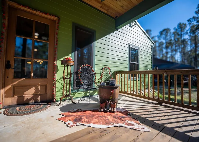 Luxury Barndominium Private Woodland Getaway!
