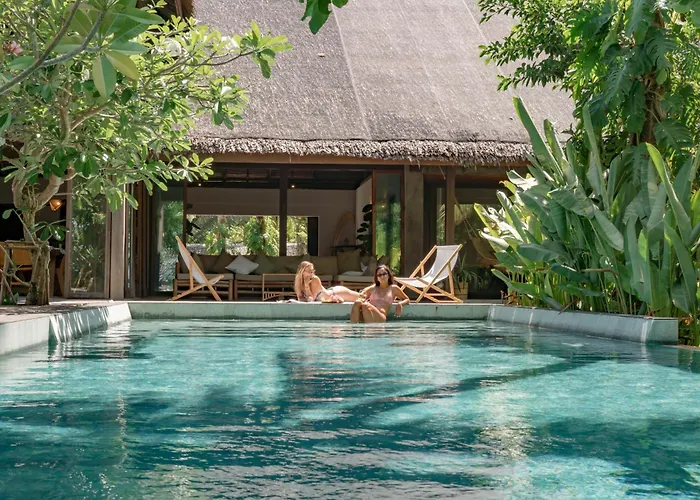 Big Rock Villa - Beachfront Villa With Pool & Direct Surf Access