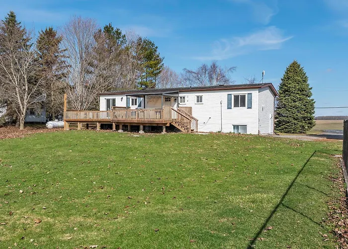 Private Hay Bay Waterfront Napanee With Pool And Dock