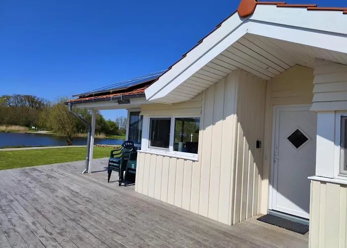 6 Personen Ferienhaus in 1. Reihe zum See mit Kanu und herrlichem Seeblick, Sauna, Whirlpool, Kaminofen, Klimaanlage und E-Tankstelle am Haus in Otterndorf