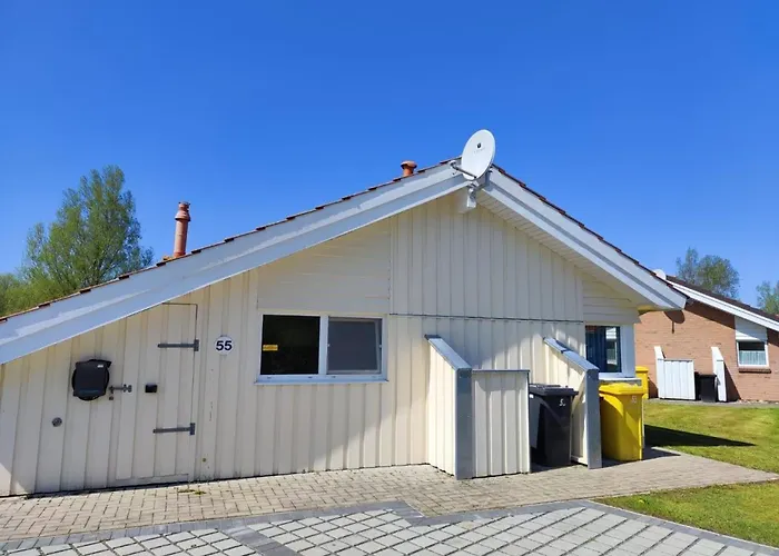 6 Personen Ferienhaus in 1. Reihe zum See mit Kanu und herrlichem Seeblick, Sauna, Whirlpool, Kaminofen, Klimaanlage und E-Tankstelle am Haus in Otterndorf