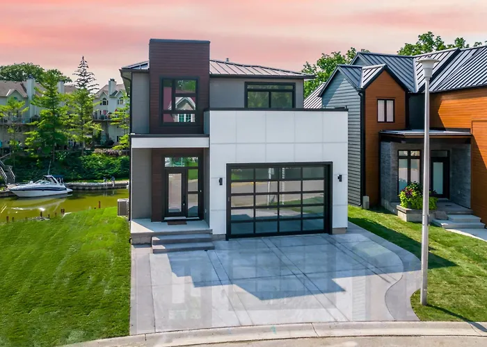 Grand Bend Riverfront Retreat - Walk To Beach - Sleeps 10