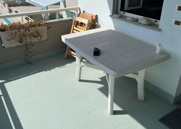 Appartamento fronte mare, con terrazzino e garage privato in residence con piscina
