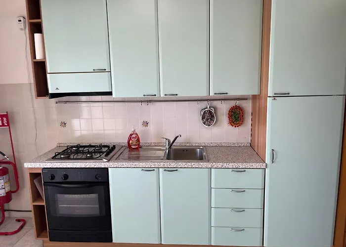 Appartamento fronte mare, con terrazzino e garage privato in residence con piscina