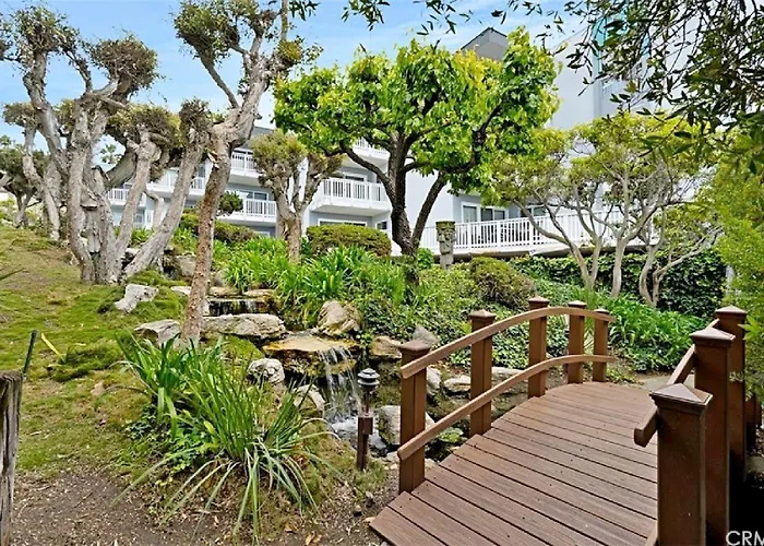 One Bedroom Coastal Residence With Ocean Views