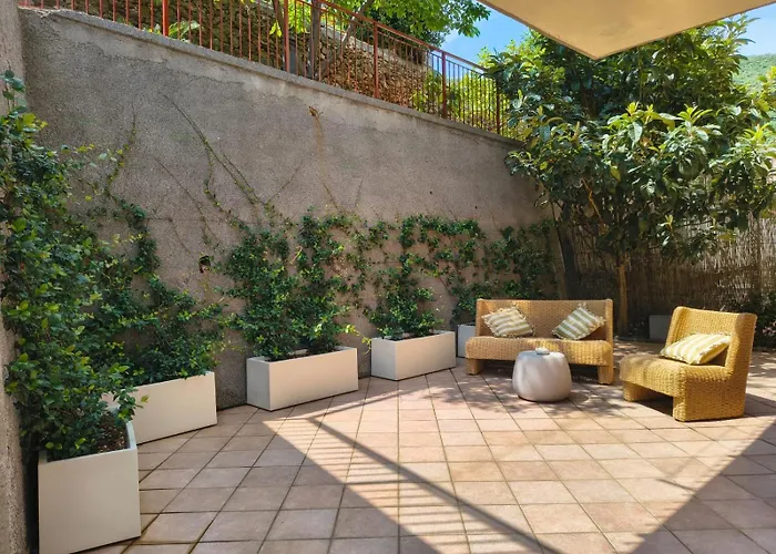 Le Tre Terrazze sul Blu vista mare, piscina idromassaggio, posto auto coperto