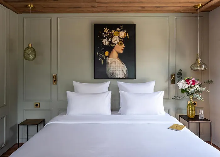 Lizzie Hotel