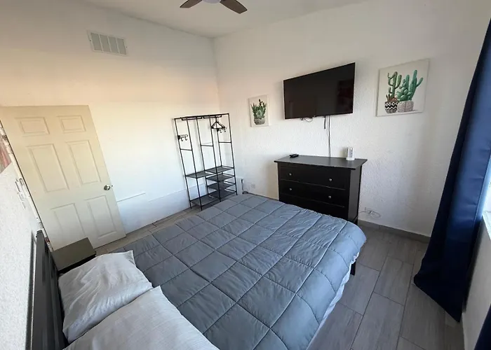 Condo 5- Pool, Near Beach & Malecon, Sleeps 8