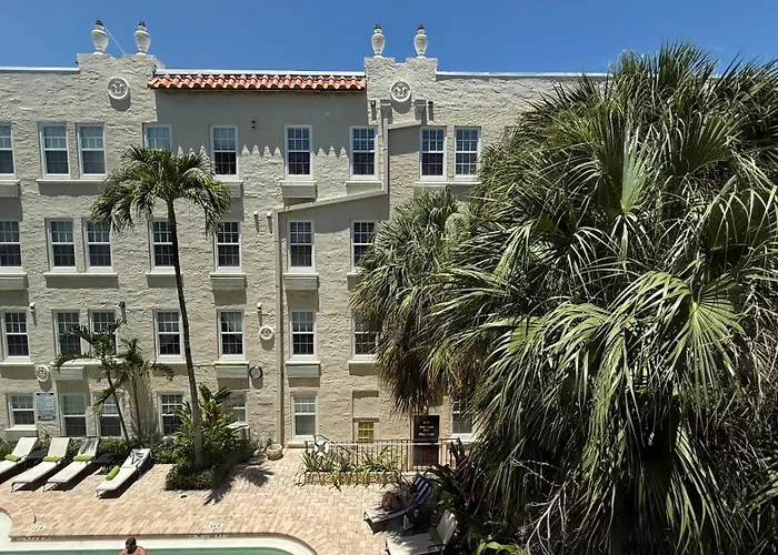 The Green Room - Parking Spot, Poolview At 1920S Landmark Residence On Palm Beach Island