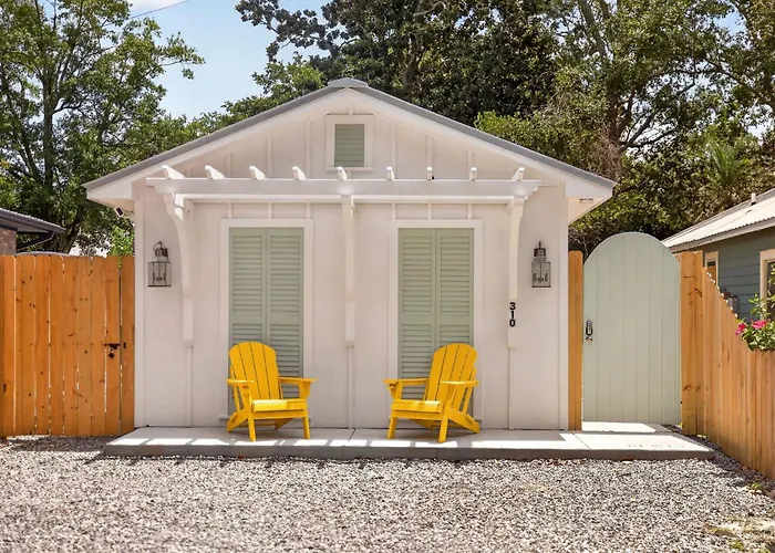 Cottage W/ Hot Tub - Walk To Beach & Shops
