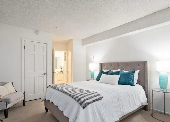Oceanfront One Bedroom Retreat Near Riviera Village