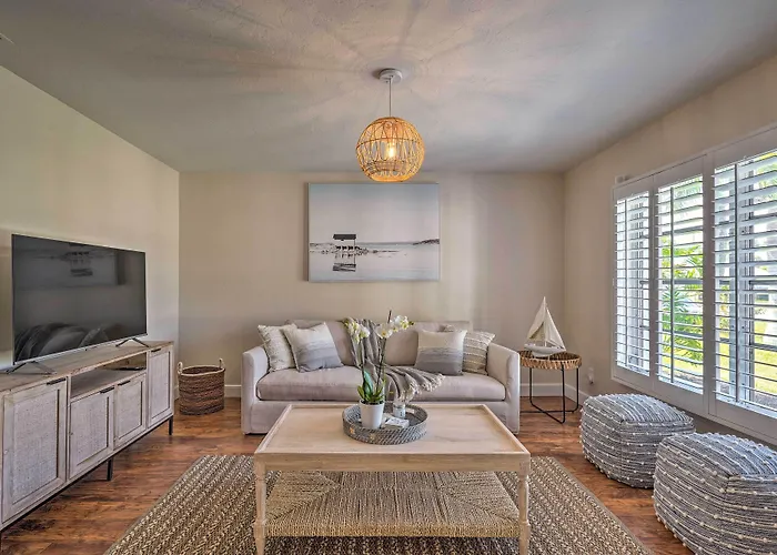 Naples Oasis W/ Screened Pool, Bike To Beach!