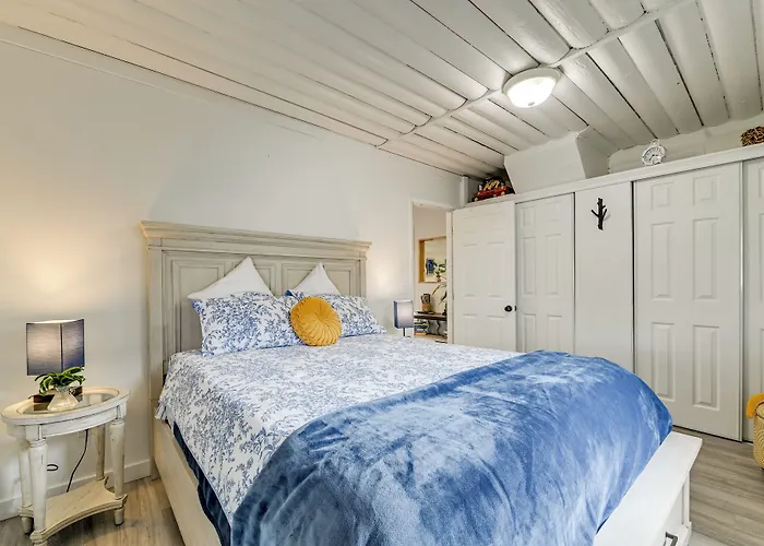 Unique Dog-Friendly Log Cabin: Short Walk To Ocean