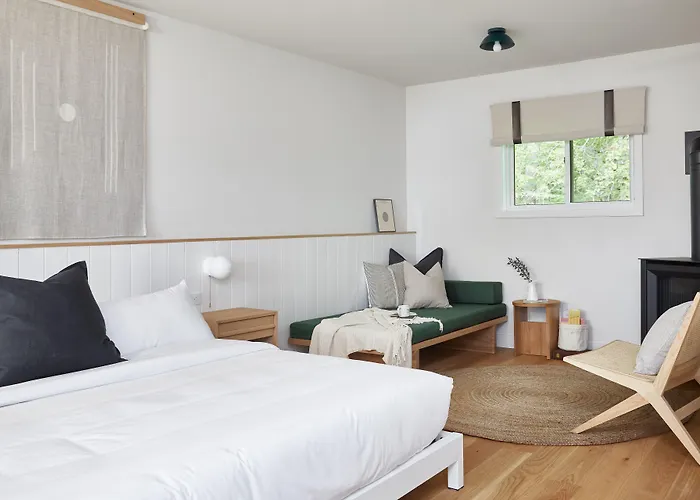 Somewhere Inn Calabogie Boutique Hotel