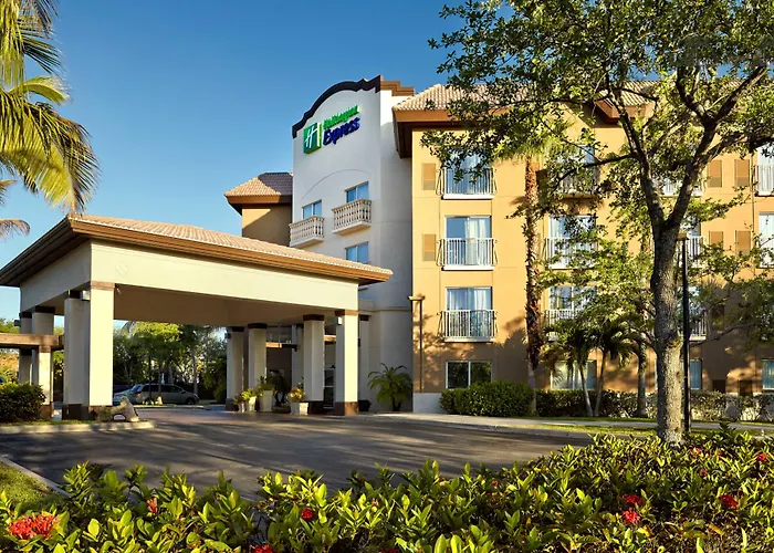 Holiday Inn Express & Suites Naples Downtown - 5Th Avenue By Ihg