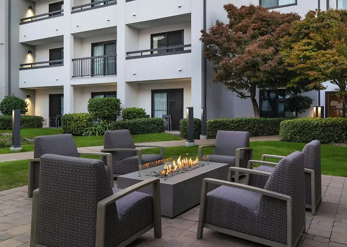 Courtyard By Marriott Bakersfield
