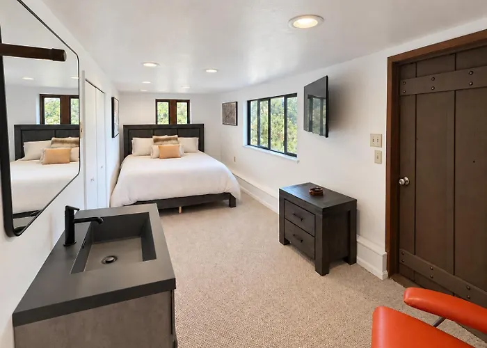 5 Acres Pool/Spa, Walk To All Big Sur Has To Offer