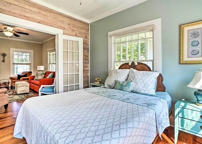'Moon Pie Cottage' Near Downtown Ocean Springs!