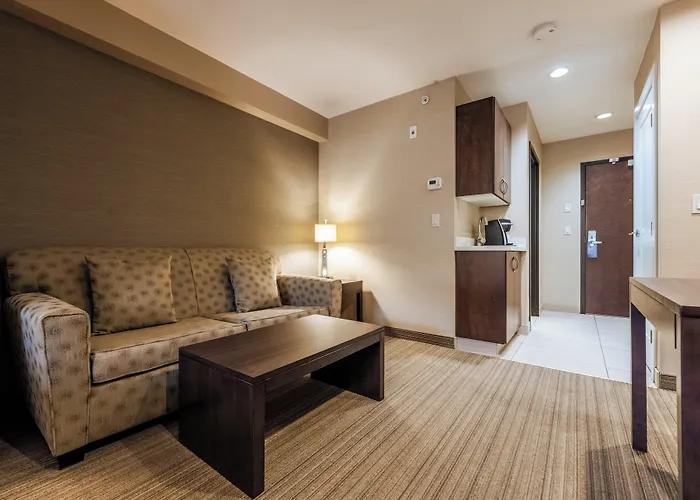 Holiday Inn Express Golden-Kicking Horse By Ihg