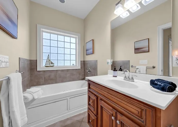Condo W Pool Near Beaches, Dining, Shopping, Etc