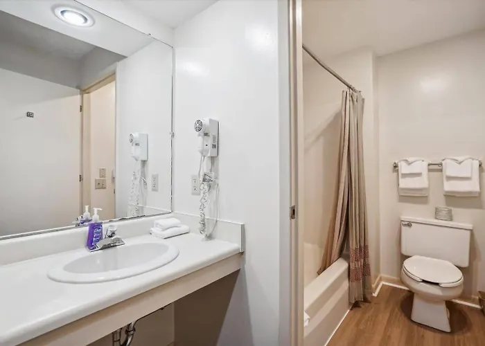 104 Cedarbrook Hotel Room