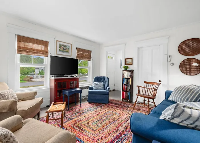 Charming Cape Cottage Steps From Bank St Beach