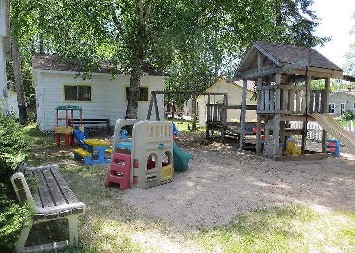 Woodland Cedars Family Cottage Resort