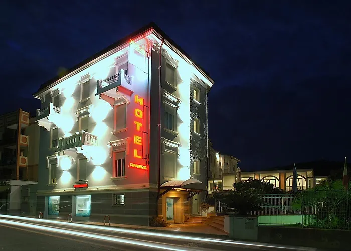 Hotel Riviera 3 Stelle con piscina estiva gratuita e garage a pagamento