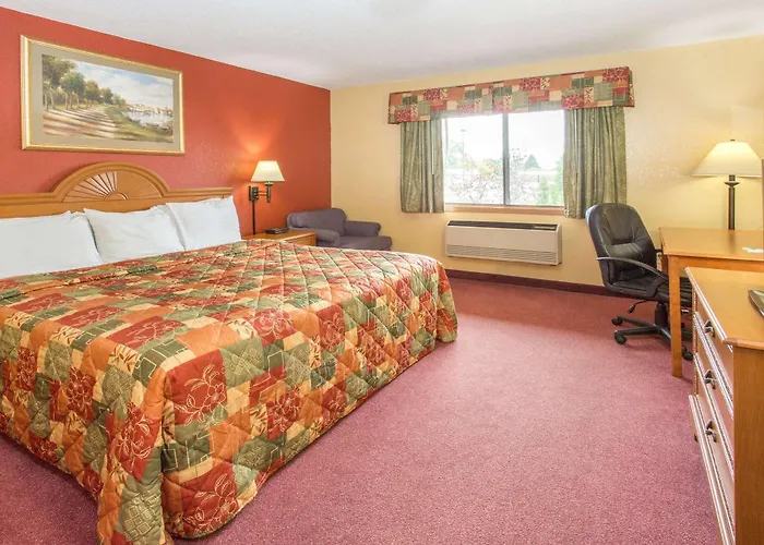 Days Inn By Wyndham Sheboygan/The Falls